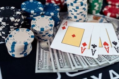Antarmuka aplikasi mobile chesss menampilkan live stream Lightning Dice dan panel taruhan